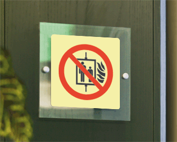 SEPSE1347W - targa Plexi monofacciale  Vietato uso ascensore EN ISO 7010 P020