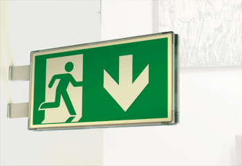 [SEMLE715104BN] SEMLE715104BN - Segnaletica all. Metal bifacciale luminescente uscita giu' ISO 7010