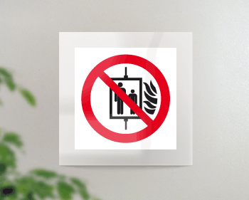 [SEPE1347FW] SEPE1347FW - targa Plexi monofacciale Vietato ascensore fiss.inv.EN ISO 7010 P020